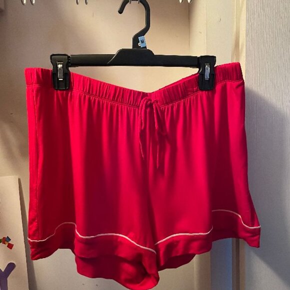 VS SOFT SHORT PAJAMA SET IN MODEL - NWT - LARGE - LIPSTICK RED - Picture 7 of 9